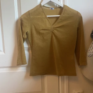 Guldig topp - Så fin topp med glitter, lite genomskinlig och korta ärmar. Älskar!