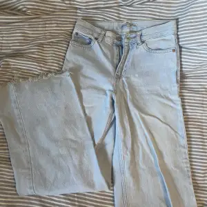 Jeans från weekday i storlek 24 med avklippta ben. Det finns en liten fläck från blekmedel som man ser på bilden.