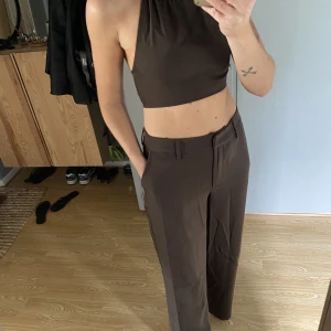 Set från NA-KD - Jättefint brunt set från NA-KD, influencer collab🌼 storlek 36! Byxorna är lågmidjade och raka kostymbyxor-sååååå fint🌼