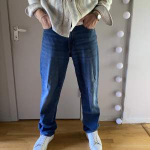 Mörkblåa Levi’s jeans av modellen ”Stay Loose”, väldigt fräscha och snygga jeans som är väldigt bekväma.