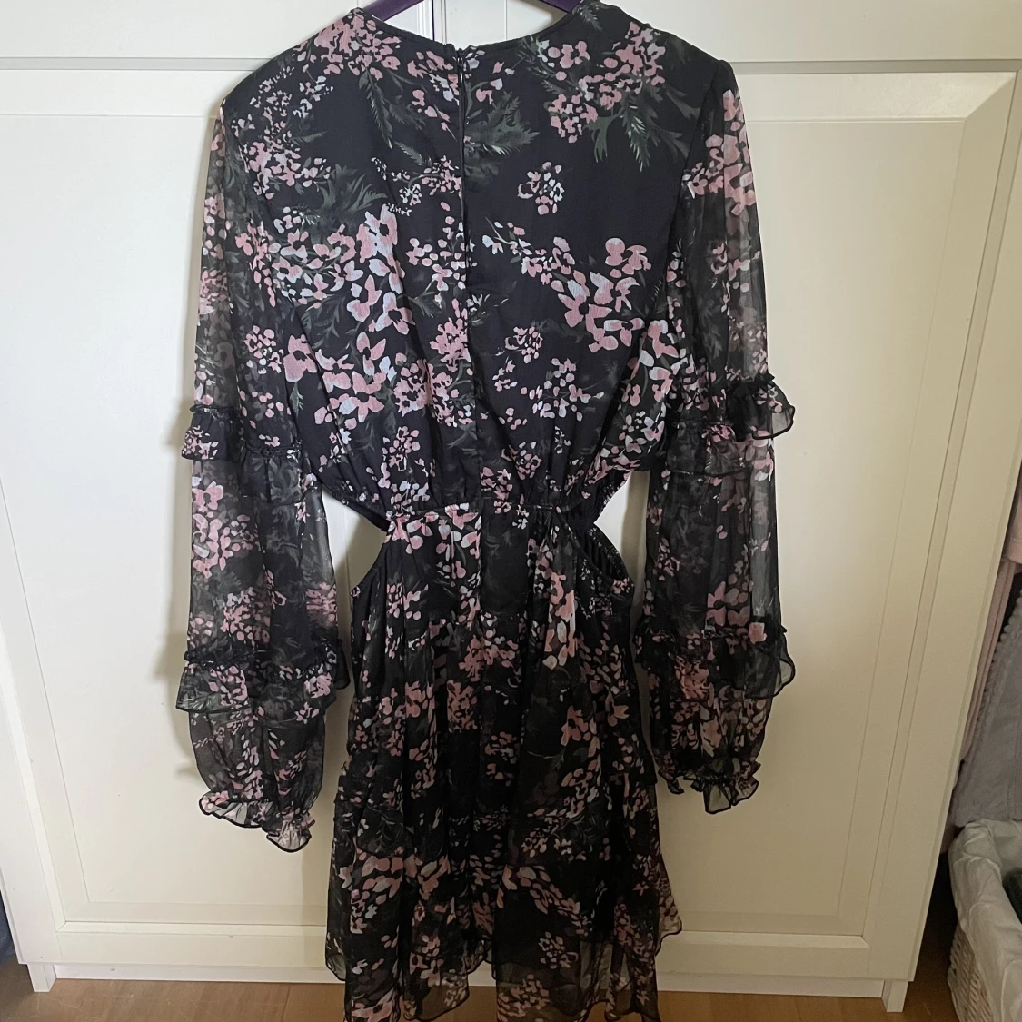 Volangklänning med cutouts  - 90