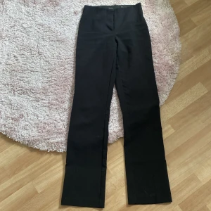 Kostymbyxor - Svarta högmidjade kostymbyxor från veromoda ( knappen är sönder ) men behövs ej pga dragkedja i storlek 34