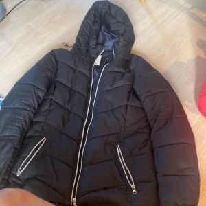 täckjacka  - bra skick. varm vinterjacka. 