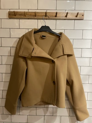 Gina Tricot Kappa - Säljer denna snygga kappa från Gina Tricot, beige och storlek XS. Sitter jättebra på men aldrig riktigt kommit till användning. Ordinariepris 500kr, köpare står för frakt. Skriv privat för fler bilder på kappan❣️