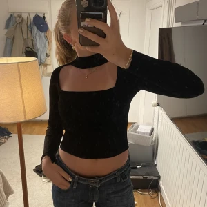 Snygg topp - Svart topp med utskuren detalj