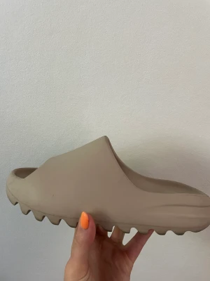 YEEZY SLIDE - Säljer mina Yeezy slide, köpte på soleplus för 2499kr. Storlek US7 (40,5)