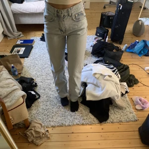 Jeans från gina tricot - Högmidjade jeans ifrån Gina, använda några gånger men inga tecken på användning, säljer dom eftersom de inte sitter som jag vill