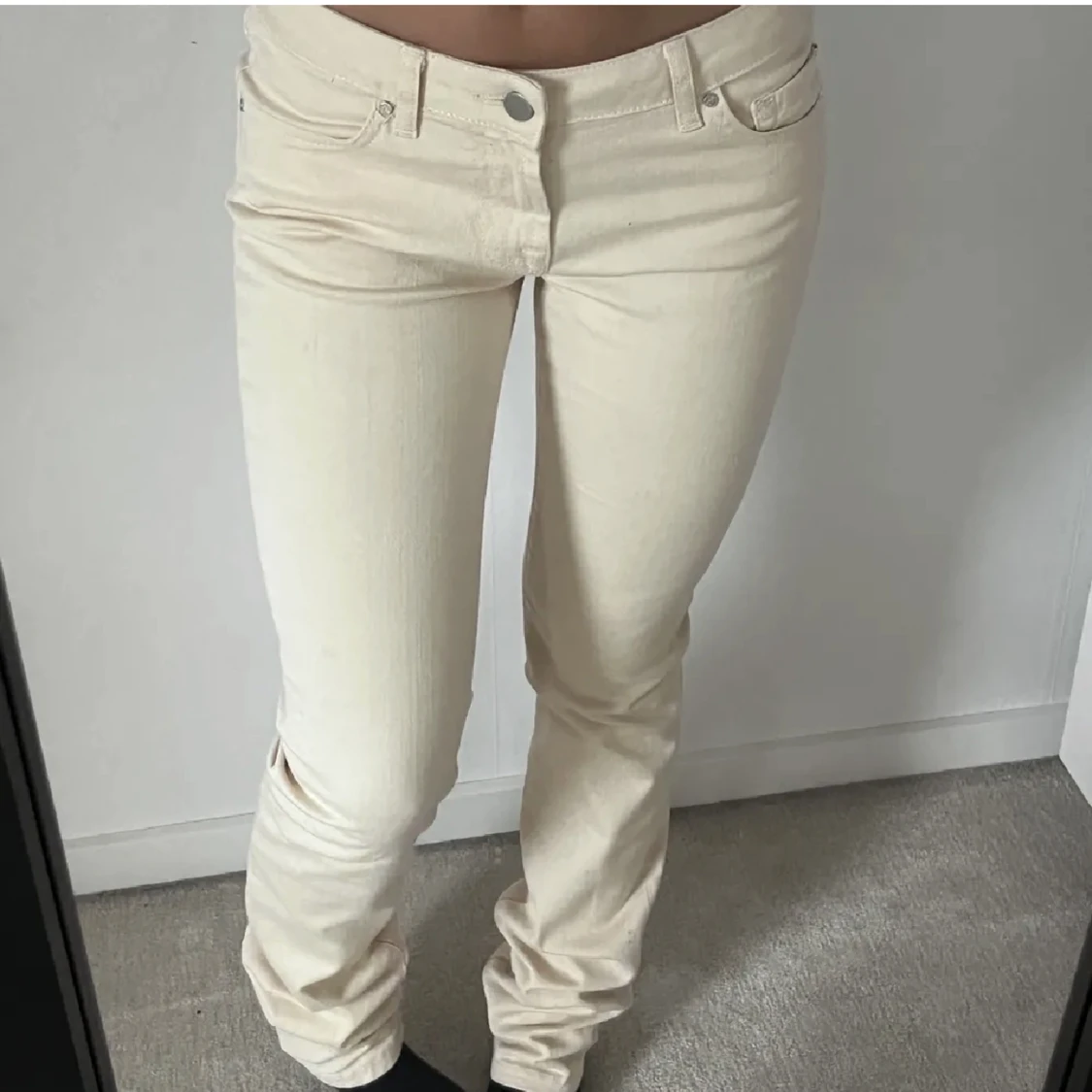 Lågmidjade beigea byxor