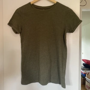 Militärgrön T-shirt  - Ej använd. Normal i storleken. Hör gärna av dig vid frågor eller för fler bilder. Köpare står för frakt