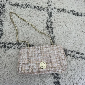 Beck söndergaard liknande Handväska - Så fin handväska liknande beck söndergaard💞 Aldrig använd!!