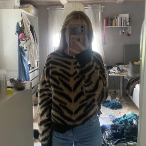 Mysig stickad tröja  - Mysig stickad tröja från NA-KD i storlek S som passar perfekt nu till hösten! Den säljes då den inte används längre tyvärr men tröjan är fortfarande i bra skick! Priset kan diskuteras 