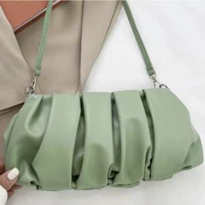 Fri frakt!! Grön väska från shein, aldrig använd. 30kr välj gärna instabox som leveransalternativ 