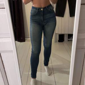Ett par skinny jeans som formar sig efter kroppen, storlek 26/30 från Only 💙