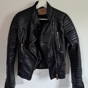 Skinn jacka - Jag säljer dessa tre jackor då dem inte kommer till användning. 50kr styck, 120kr för alla 3 jackor.☺️Skinn jackan är från chiquelle💕och alla är strlk xs-s