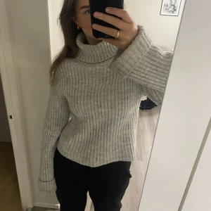 Grå stickad tröja  - Säljer denna fina stickade tröja från Nakd! Väldigt mysig och sticks inte. Storlek XXS men är oversized så passar bra för mig som vanligtvis bär S/M