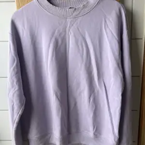 Säljer denna lite tunnare lila sweatshirten från Bikbok i storlek Xxs, men är större storlek då den är lite oversized. Inte använd särskilt mycket så i fint skick! Köpare står för frakt🫶🏻