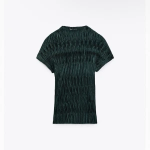 Plisserad topp - Säljer denna plisserade topp från en gammal kollektion av Zara, i nyskick!! 