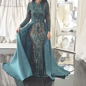 Klänning  - Säljer denna fina fest klänningen man kan ta bort släpet eller ha kvar den jätte fin till balen eller fest den är endast använt en gång.🥰