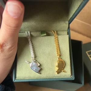 Maria Nilsdotter halsband  - Säljer mitt älskade silvriga Maria Nilsdotter halsband, kvitto och äkthetsbevis finns, inga defekter 