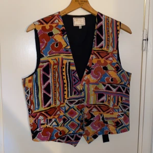 Mönstrad väst - Unik mönstrad väst! Fyndad på loppis!