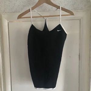 Träningslinne Nike - Ett träningslinne från Nike med inbyggd sport bh🤍 Skulle inte säga att den passar någon med större än C-kupa då den kan bli lite väl urringad🤍 Tryck gärna på köp nu🤍