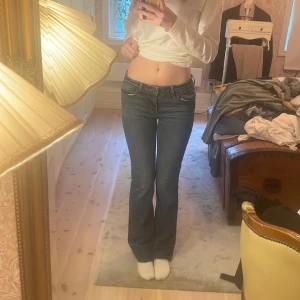 Levis jeans - Levis jeans lågmidjade i storlek 26, skulle säga passar perfekt för mig som har Xs/S i jeans, köpta för länge sen men bra skick💕 Dom har ett sträck vid benen då jag tror någon gjort jeansen lite längre som använt dom innan mig, jag är runt 165💘