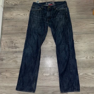 coola y2k jeans - Säljer dessa jeans då jag inte använder de längre. Snygg färg och wash samt otroligt bekväma. Lite slitna nere vid hälarna men annars superbra skick! Storlek 34/32 och har suttit super på mig med bälte som oftast har 30-32. PM för fler bilder!