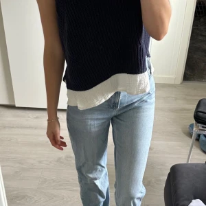 Blåa jeans - Blåa jeans från Mango i storlek 34. Jeansen är mid/highwaist! Modellen är ca 165 lång. 