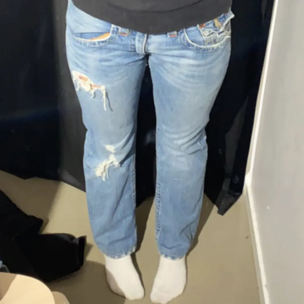 True religion jeans som är köpta second hand för ungefär 1200 skit snygga lågmidjade och raka  . Jeans & Byxor.