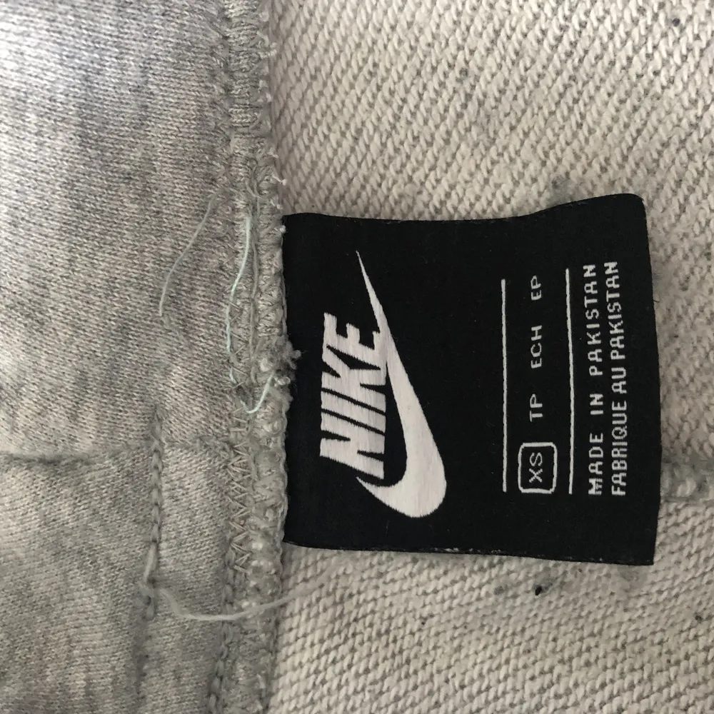 Gråa mjukisbyxor från Nike. Storlek xs. Köparen står för frakten💓. Jeans & Byxor.