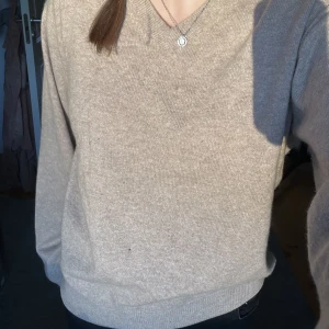 Stickad tröja  - Säljer denhär stickade tröjan från märket joy! Den har två pyttesmå hål som är ingensydda som knappt syns, annars superbra skick💕Storlek S men passar M också!