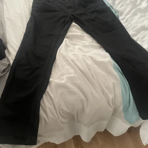 Svarta jeans - Jättesköna och snygga jeans som passar alla stilar. Slim straight. 70% bomull 18% polyester 10% viskos 2% elastane storlek 32/30
