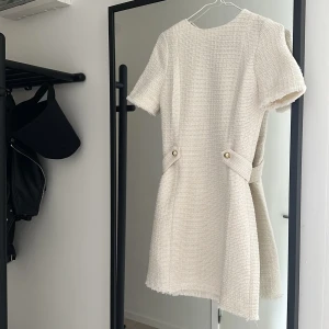 Vit klänning  - Säljer en elegant klänning inköpt på H&M. Storlek xxs men passar mig som har xs i normala fall. 