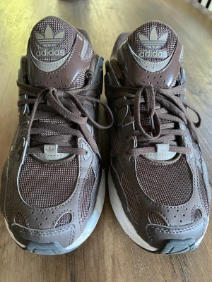 Adidas sneakers  - Bruna adidas sneakers i nyskick . Är storlek 40 men jg har vanligtvis 39 och dom passar . 