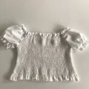 Vit topp - Vit topp  andvänd 10 gånger storlek 134/140