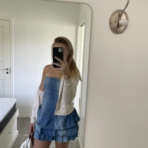 Jeansklänning - Säljer denna superfina jeansklänning i strl s/m