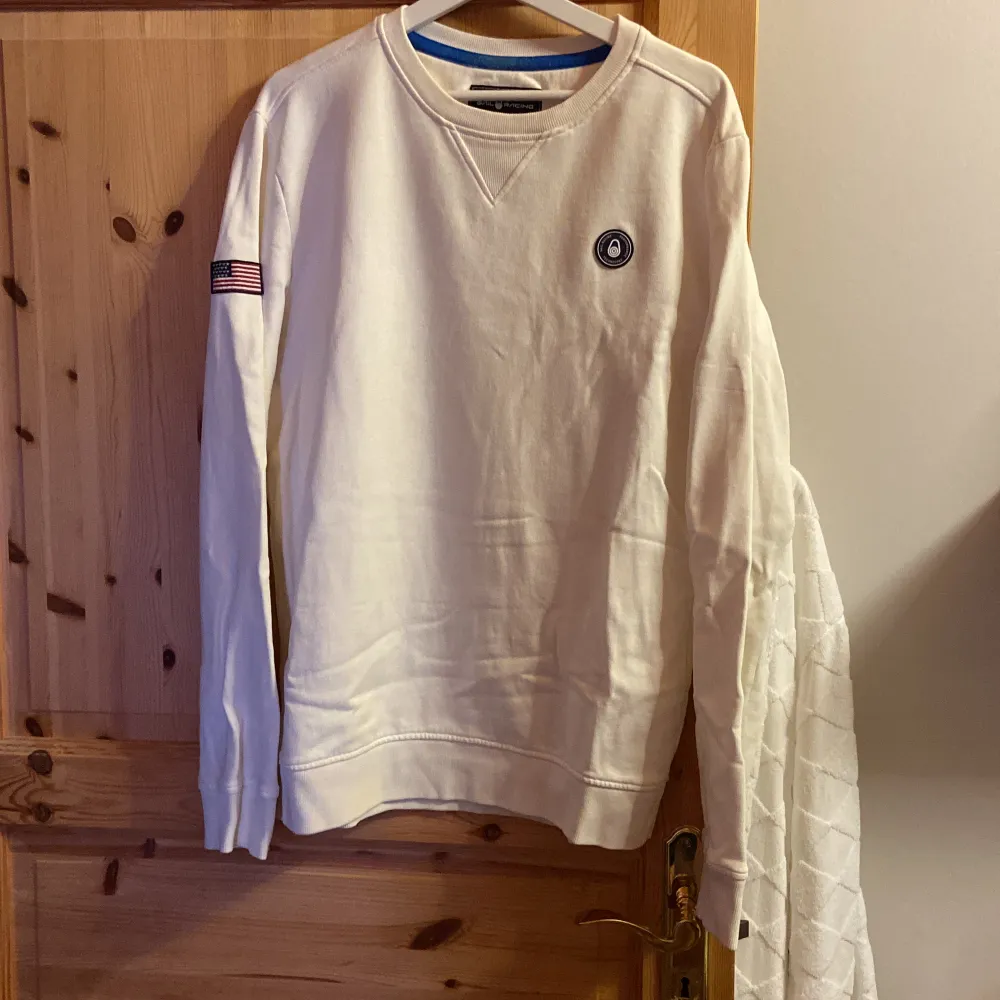 Sail racing sweatshirt i storlek L. Tröjan är inte använd särskilt mycket och har inga hål eller likande. . Hoodies.