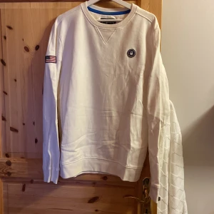 Sail racing sweatshirt  - Sail racing sweatshirt i storlek L. Tröjan är inte använd särskilt mycket och har inga hål eller likande. 
