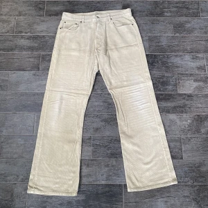 Manchesterbyxor - Vida Manchesterbyxor från Jack & Jones. Dom har lite slitningar över låren där dom är lite ljusare och tunnare men annars bra vintage skick. Storlek W36 L34