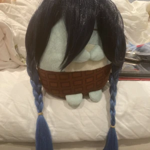 Venti peruk  - Säljer min venti genshin impact peruk aldrig använd  Orginslpris 250 kr