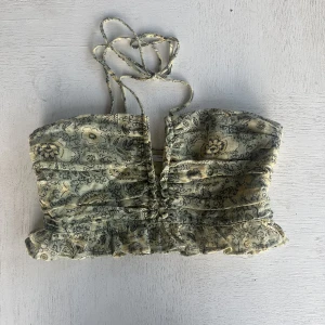 Topp med knytning från Zara - En topp med knytning från Zara i storlek XS, nästan aldrig använt:)