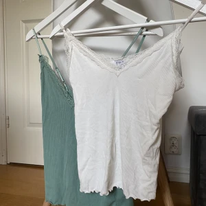 Linnen - Säljer mina fina linnen från new yorker, köpte för 70kr/st säljer för 40/st köp båda för 90kr. Det gröna linnet är i strl M och det vita i strl S💗 knappt använda, i bra skick, inga defekter💗 