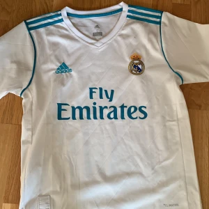 Real Madrid 2017/2018 - Äkta fotbollsjersey Real Madrid 2017/18 i ny skick, perfekt kvalite💫 Storlek S med inga skador. 