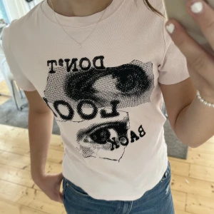 Söt t-shirt  - Ljusrosa t-shirt med peppande citat ”Dont look back” Jättefin! 💞