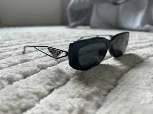 Prada solglasögon  - Säljer nu mina Prada solglasögon som jag nyligen köpte i prada butiken i Paris, dem är knappt använda därav också anledningen till att jag säljer dem nu. Köpte dem för 410€ alltså ungefär 4850 svenska kronor. Pris kan diskuteras.