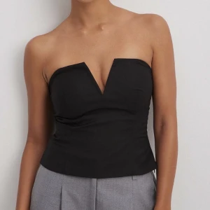 Svart korsett-topp - Helt i nyskick, endast använd en gång och är helt slutsåld på hemsidan. Säljer då den inte kommer till användning! Vid många intresserade blir det budgivning. 🫶🏼