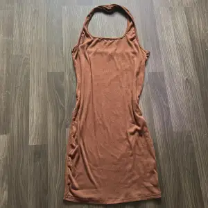 Jag säljer nu den här bruna klänningen som knappast är använd, storleken är 152 och är från Shein🩷 Kostar 60kr+frakt 