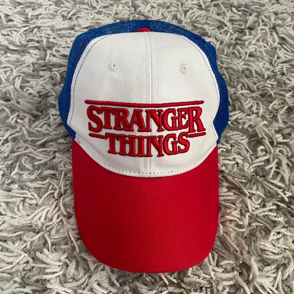 Säljer denna stranger things keps jag köpt på primark 2020, den är i okej skick och säljer den för endast 25kr + frakt☺️ skicka ett meddelande om du har några frågor eller om du vill ha fler bilder☺️ LÄS DM!☺️. Övrigt.