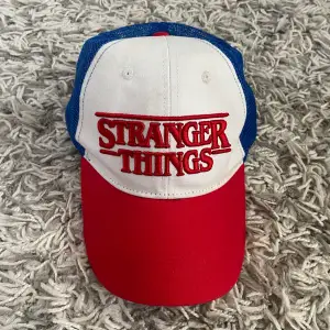 Säljer denna stranger things keps jag köpt på primark 2020, den är i okej skick och säljer den för endast 25kr + frakt☺️ skicka ett meddelande om du har några frågor eller om du vill ha fler bilder☺️ LÄS DM!☺️