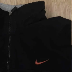 Vintage Nike jacka  - Vintage Nike jacka, köpt second hand, använt men väldigt bra skick🤍superbra vardags jacka som tål regn och vind, funkar för höst och vår då den är lite fodrad! Kan skicka fler bilder vid intresse 